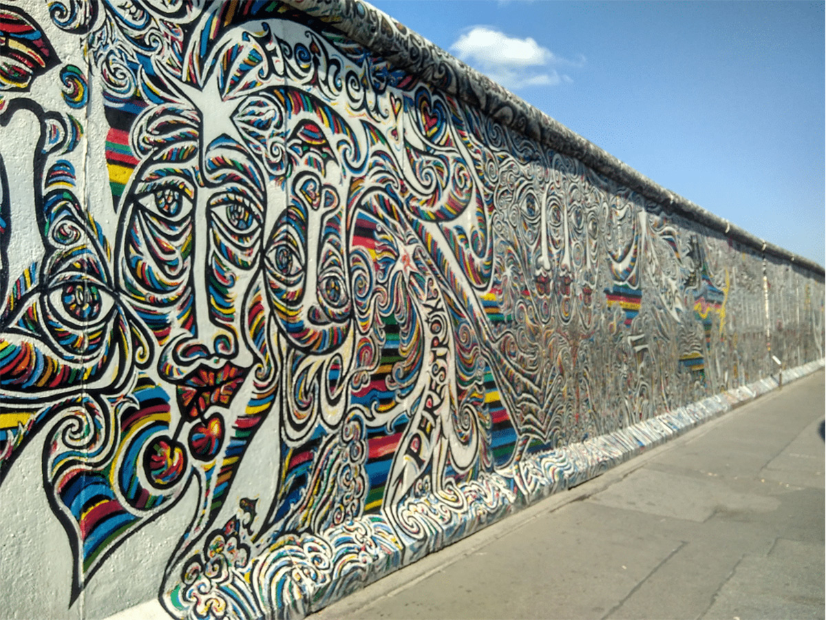 dovod-na-usmev-berlinsky-mur-grafitti-art