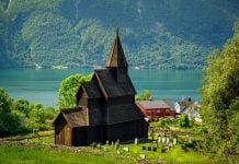 dovod-na-usmev-zub-casu-norsky-dreveny-kostol-pri-jazere