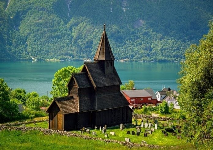 dovod-na-usmev-zub-casu-norsky-dreveny-kostol-pri-jazere